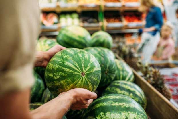 5 mẹo nên biết để luôn chọn được dưa hấu quả ngọt, vỏ mỏng mà chẳng cần mỏi tay vỗ