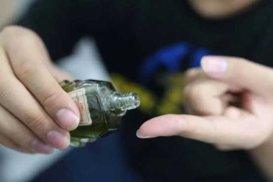 Nhỏ 1 giọt dầu gió vào rốn trước khi đi ngủ: Việc đơn giản nhưng lợi ích tuyệt vời