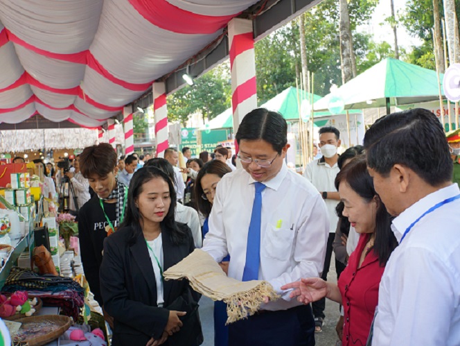 Hàng trăm sản phẩm nông nghiệp, công nghệ hội tụ tại Đồng Tháp