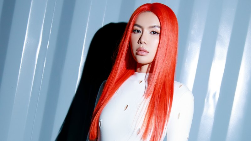 'Đi lùi' và 'chạy nhanh' ngay trên đường băng dài 130m, NTK Cường Đàm khẳng định tư duy mới trong Elle Fashion Show 2022