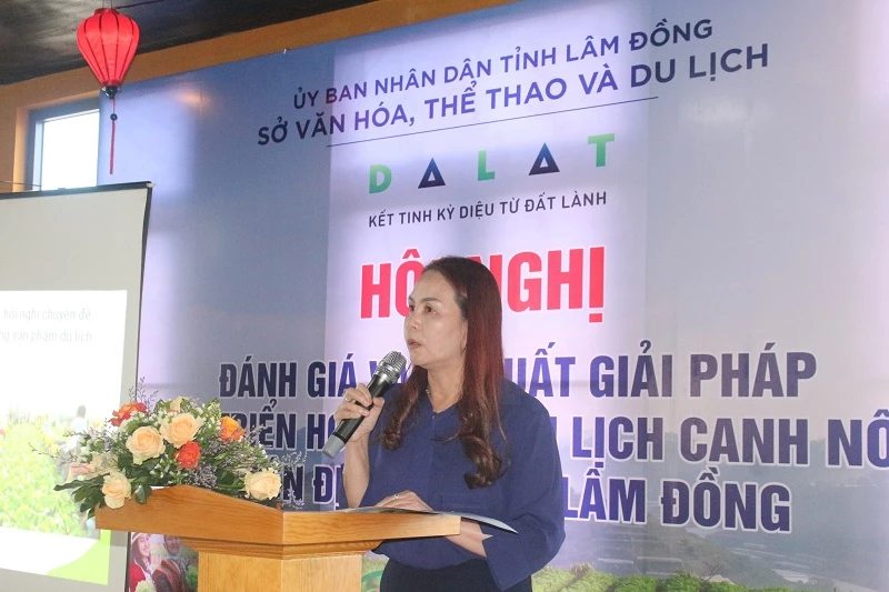 Bà Nguyễn Thị Bích Ngọc – Phó Giám đốc Sở VH-TT&DL tỉnh Lâm Đồng, báo cáo đánh giá tình hình triển khai du lịch canh nông trên địa bàn tỉnh.