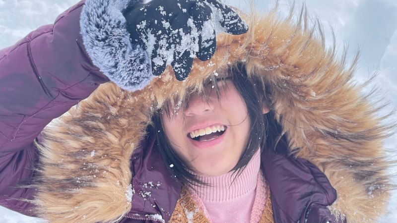 Hoa hậu Bella Vũ biểu cảm hài hước khi lần đầu đứng trên hồ nước đóng băng