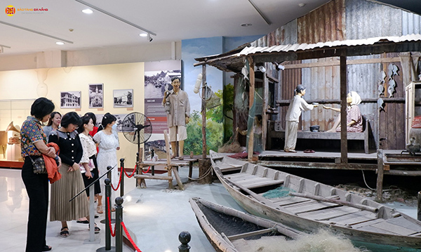 Nguwoif dân và du khách tham quan không gian trưng bày mô hình "Nhà chồ - Ký ức ven sông" tại Bảo tàng Đà Nẵng.