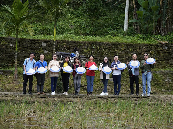 Các đại biểu tham dự Tuần Du lịch xanh Quảng Nam 2022 tham quan làng cổ Lộc Yên (huyện Tiên Phước)