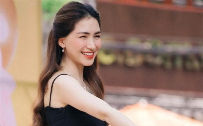 Hết bán hàng online, Hòa Minzy 'chuyển nghề' sang phục vụ, chỉ một chi tiết khiến fan bật cười Ảnh 2