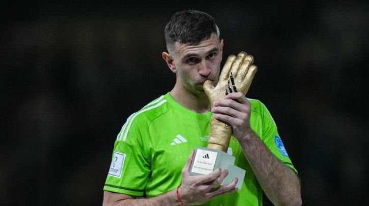 MU sẵn sàng chiêu mộ Emiliano Martinez thế chỗ De Gea?