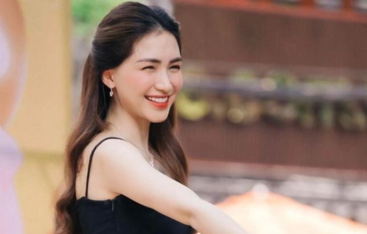 Hết bán hàng online, Hòa Minzy 'chuyển nghề' sang phục vụ, chỉ một chi tiết khiến fan bật cười