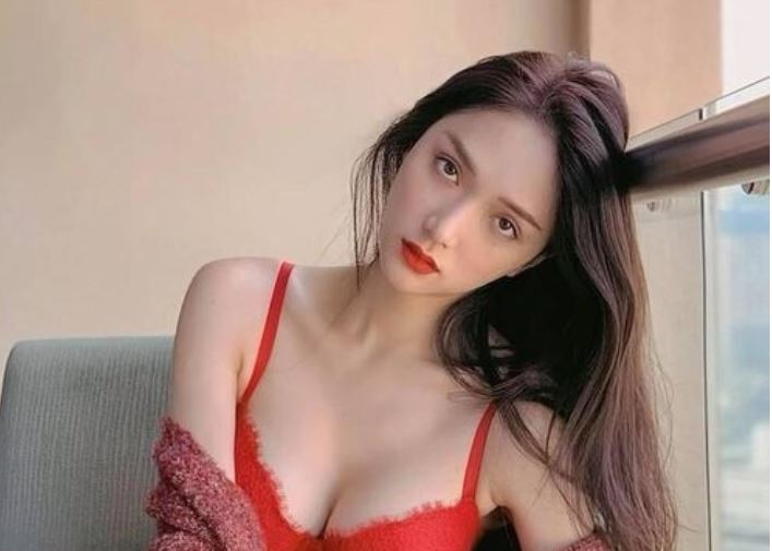 Diện đồ cắt xẻ táo bạo, Hương Giang khoe hình thể 'căng đét’