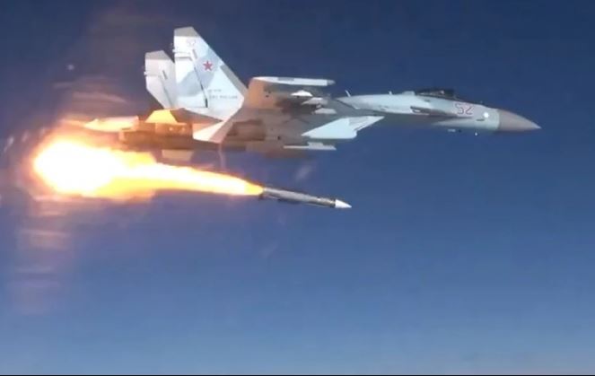 Máy bay Nga Su-35S phóng tên lửa diệt tiêm kích đối phương ở Ukraine