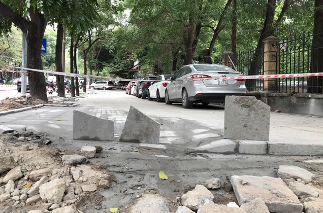 Muôn kiểu kinh doanh thu phí trông xe ô tô trên vỉa hè