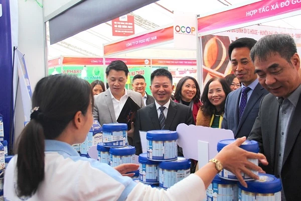 Các Đại biểu tham quan gian các hàng tại Hội chợ hàng tiêu dùng Hà Nội năm 2022 