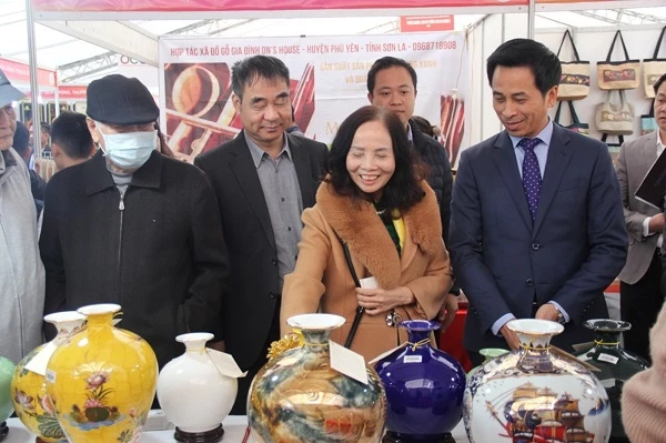 Các Đại biểu tham quan gian các hàng tại Hội chợ hàng tiêu dùng Hà Nội năm 2022.