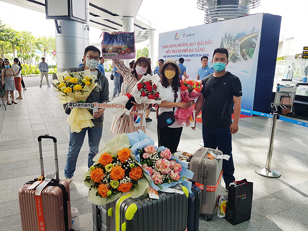 Chào đón những du khách đầu tiên từ Đài Loan hạ cánh xuống sân bay Đà Nẵng kể từ sau dịch COVID-19