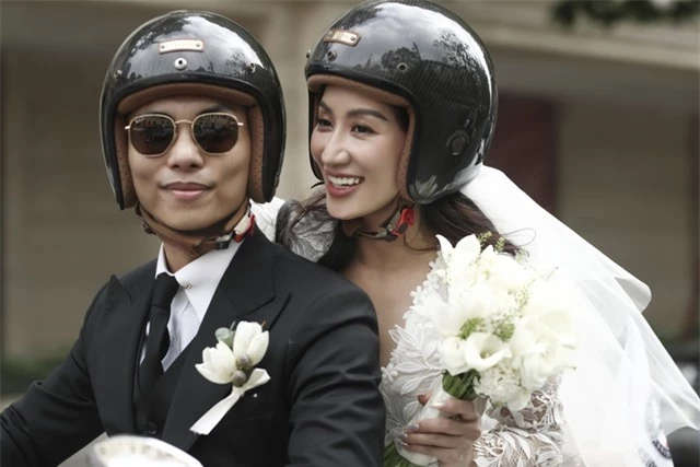 Phan Hiển đón Khánh Thi về dinh bằng dàn mô tô và vespa  - Ảnh 4.