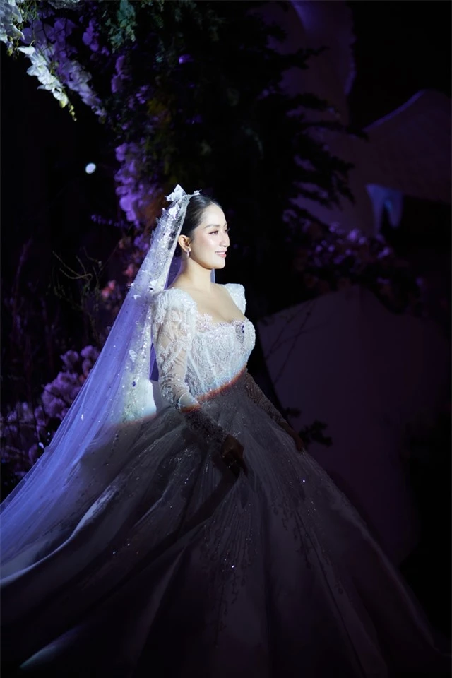 Toàn cảnh hôn lễ Khánh Thi - Phan Hiển: Cô dâu chú rể khóc nức nở, 1 nhân vật đặc biệt trao nhẫn cưới - Ảnh 4.