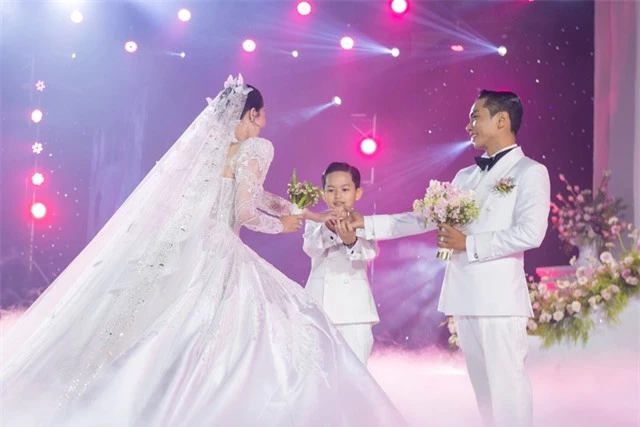 Toàn cảnh hôn lễ Khánh Thi - Phan Hiển: Cô dâu chú rể khóc nức nở, 1 nhân vật đặc biệt trao nhẫn cưới - Ảnh 6.