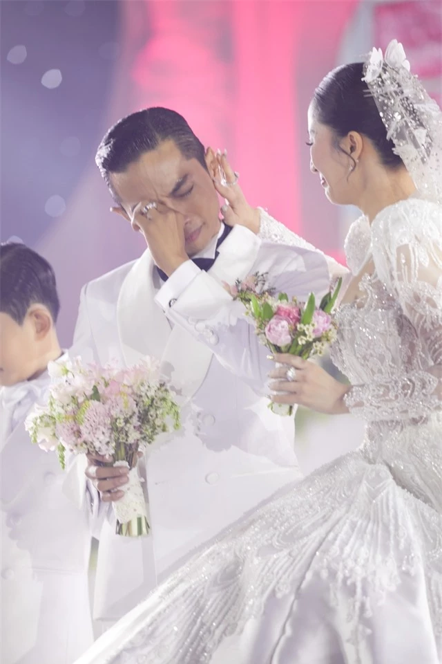 Toàn cảnh hôn lễ Khánh Thi - Phan Hiển: Cô dâu chú rể khóc nức nở, 1 nhân vật đặc biệt trao nhẫn cưới - Ảnh 8.