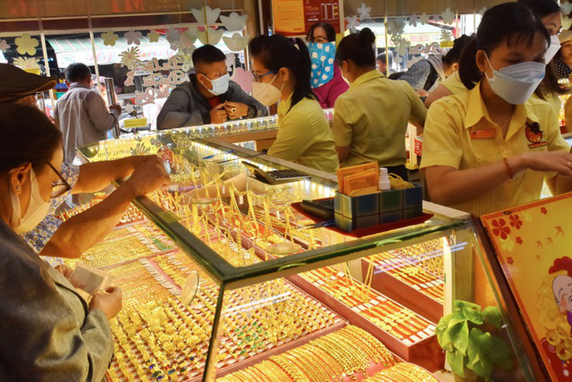 Sôi động giao dịch vàng cuối năm