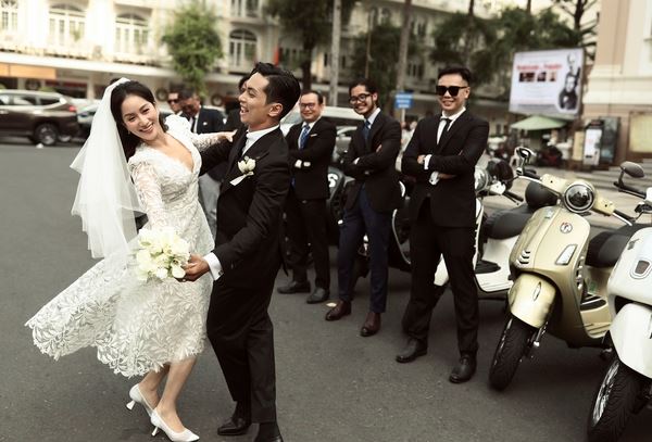 Phan Hiển đón Khánh Thi về dinh bằng dàn mô tô và vespa