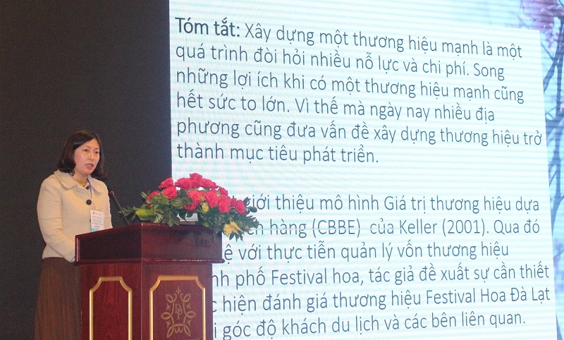 TS. Trương Thị Ngọc Thuyên đã trình bày báo cáo “Từ mô hình giá trị thương hiệu dựa trên khách hàng đến giải pháp nâng cao giá trị thương hiệu Thành phố Festival hoa Đà Lạt”