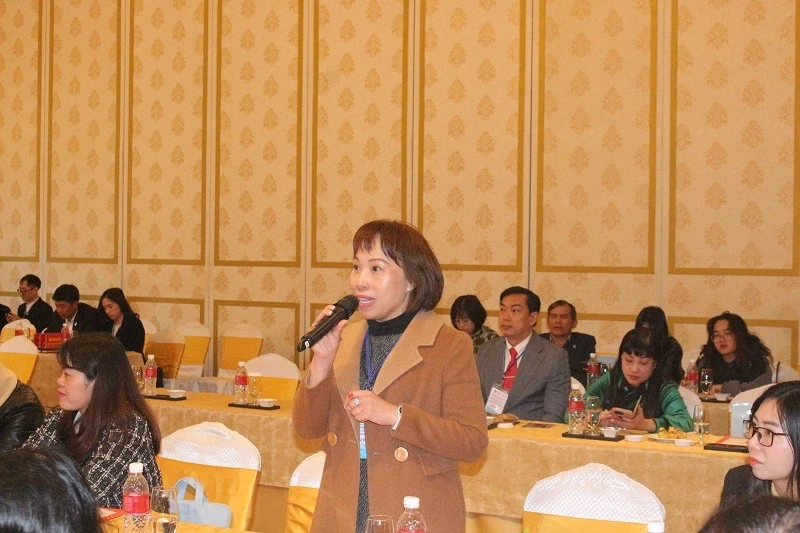 Bà Phạm Hà Thuỷ Anh - CEO Hệ thống Nhà thuốc Nhân Hoà Đà Lạt, chia sẻ tại hội thảo.