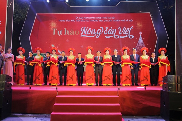 Lãnh đạo Trung tâm Xúc tiến Đầu tư, Thương mại, Du lịch thành phố Hà Nội cùng các đại biểu thực hiện nghi thức cắt băng khai mạc sự kiện.