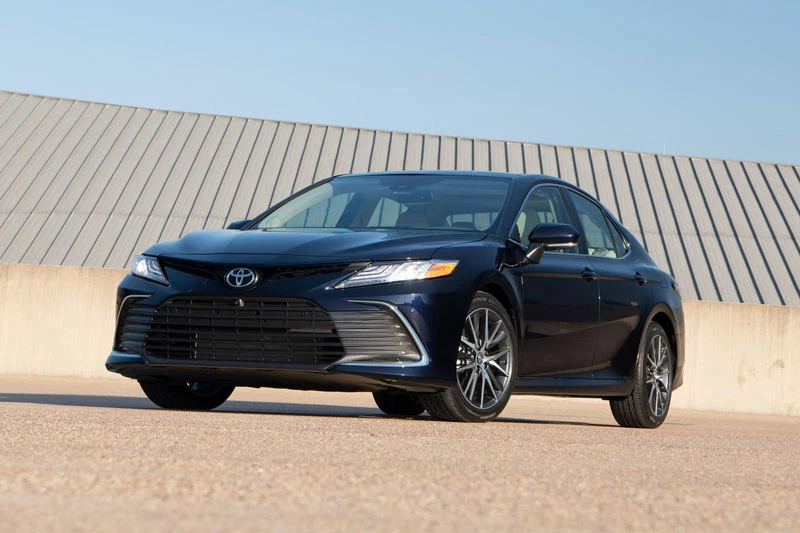 =7. Toyota Camry 2023 (mức tiêu hao nhiên liệu ở đường hỗn hợp: 8,8 lít/100 km).