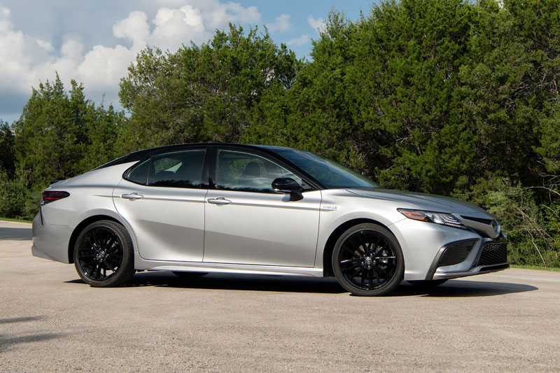 Top 10 xe sedan gia đình đời 2023 tiết kiệm nhiên liệu nhất: Toyota Camry Hybrid đứng đầu