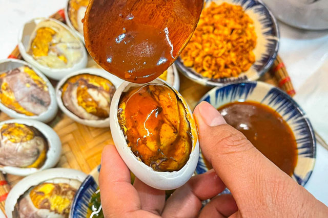 Trứng vịt lộn ăn luộc mãi cũng chán: Chế biến món này ăn 'cực dính' lại không tanh