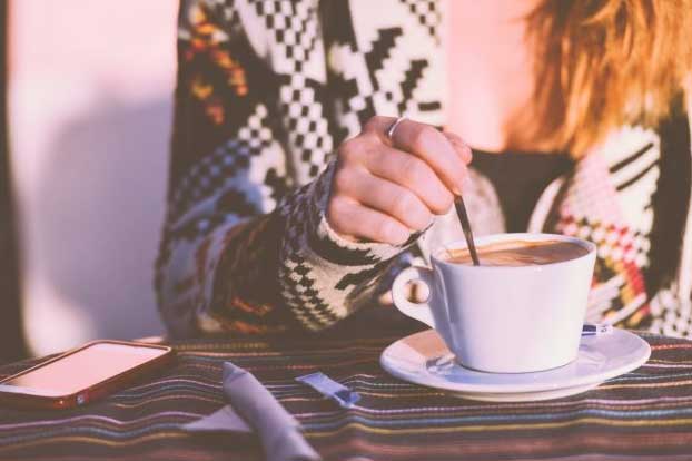 Khoa học chứng minh phụ nữ hay uống cà phê sẽ có ít mỡ thừa, gan khỏe và sống thọ hơn người không uống