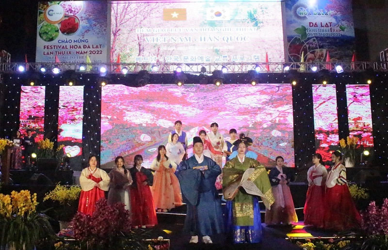 Sinh viên Trường Đại học Đà Lạt trình diễn thời trang truyền thống Hanbok của Hàn Quốc.