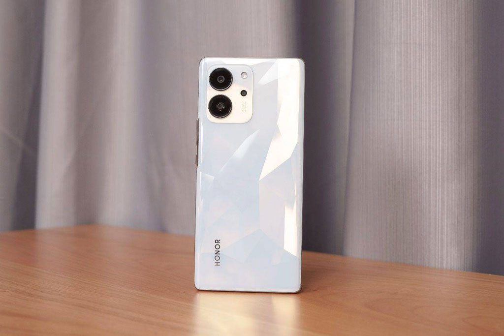 Smartphone chip Dimensity 900 5G, RAM 12 GB, sạc 66W, giá hấp dẫn