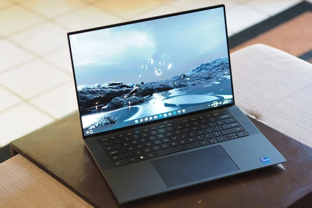 Laptop thay thế máy tính để bàn tốt nhất: Dell XPS 15 màn hình OLED (9520) (giá khởi điểm: 2.399 USD).