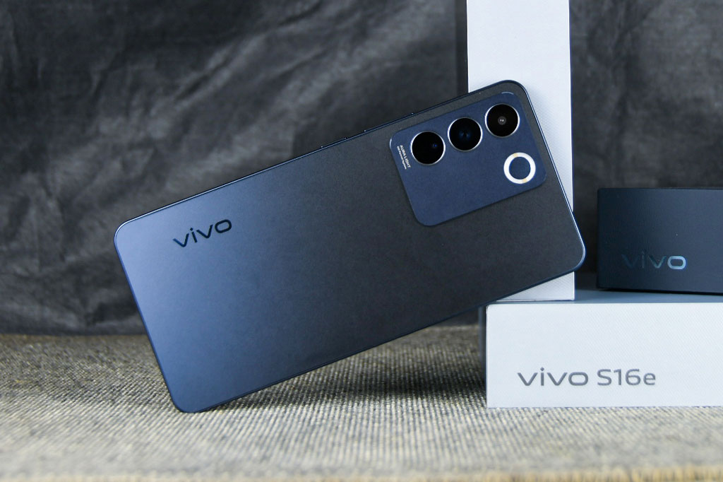 Ảnh chi tiết smartphone 5G, RAM 12 GB, màn hình 120Hz, sạc 66W, giá ‘hạt dẻ’