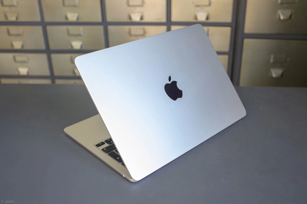 Macbook đa năng tốt nhất: MacBook Air M2 (2022) (giá khởi điểm: 810 USD).