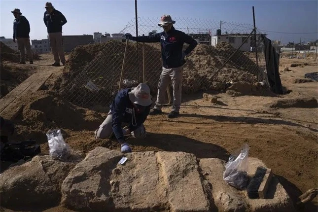 Bất ngờ phát hiện hơn 60 ngôi mộ cổ thời La Mã tại Gaza ảnh 3