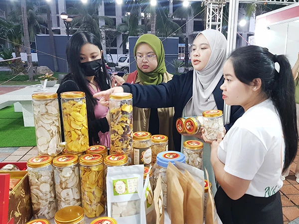 các du khách Malaysia đã chọn mua nhiều sảm phẩm nông sản sấy khô của Công ty Nhiên Tâm