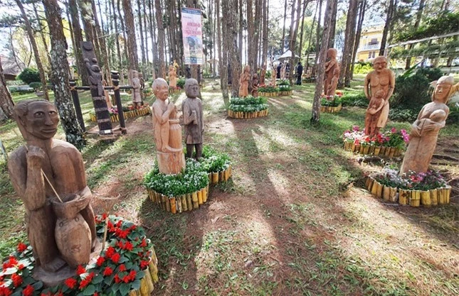 Trưng bày hàng trăm tượng gỗ Tây Nguyên giữa rừng thông Đà Lạt ảnh 1