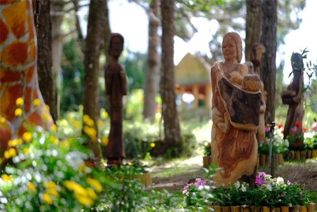 Trưng bày hàng trăm tượng gỗ Tây Nguyên giữa rừng thông Đà Lạt ảnh 3