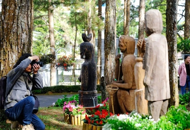 Trưng bày hàng trăm tượng gỗ Tây Nguyên giữa rừng thông Đà Lạt ảnh 4