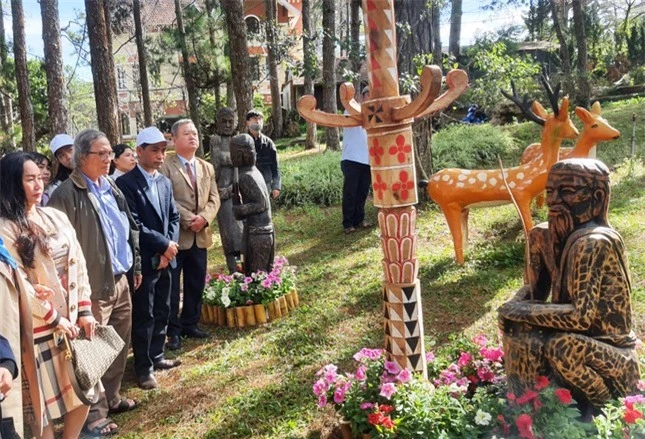 Trưng bày hàng trăm tượng gỗ Tây Nguyên giữa rừng thông Đà Lạt ảnh 5