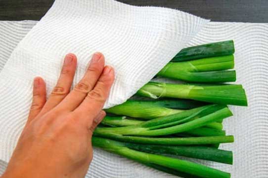 Bảo quản rau đừng cho thẳng vào tủ lạnh, cho thêm 1 tờ giấy ăn vào rau để cả tháng vẫn tươi