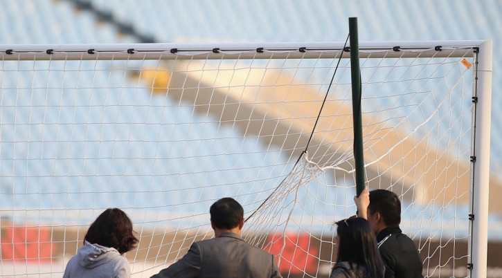 Chùm ảnh: Khung thành sân Mỹ Đình được lắp vít, đảm bảo không bung như trận gặp Dortmund