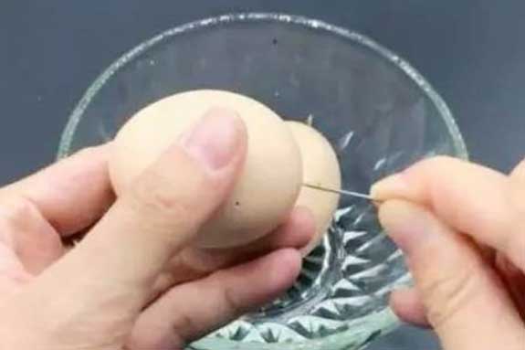 Chọc kim vào vỏ trứng trước khi luộc mang đến lợi ích bất ngờ, biết điều này ai cũng muốn làm theo