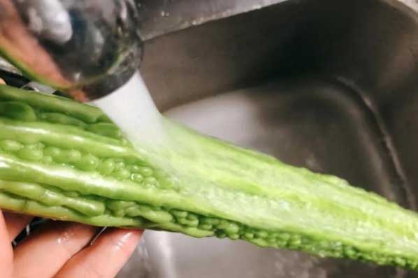 Mướp đắng mua về đừng vội nấu, làm 2 việc này để vị đắng hết sạch, trẻ con cũng thi nhau ăn