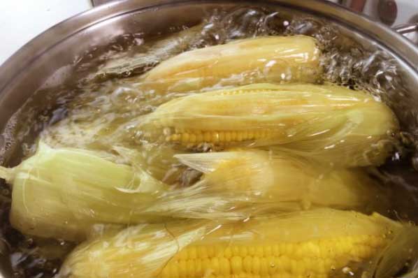 Luộc ngô đừng vội cho nước: Thả thêm 1 thứ này vào đảm bảo hạt căng bóng, ngô luộc dẻo thơm gấp 10 lần