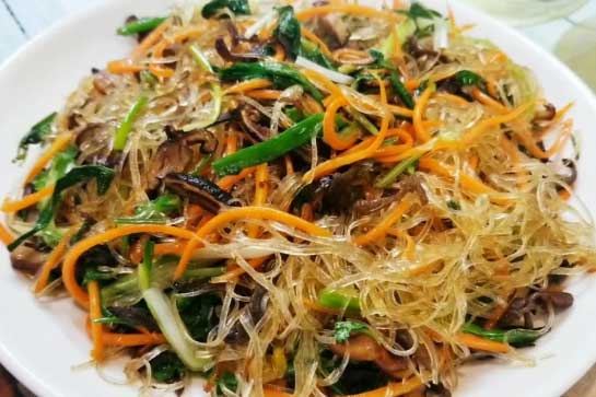 Xào miến đừng vội thả vào chảo: Làm thêm bước này giúp miến không nát, không vón ăn không ngán