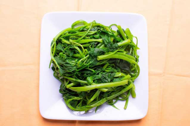 Rau muống luộc dễ bị thâm đen: Đầu bếp 5 sao mách bạn cách luộc giòn ngon, xanh mướt chỉ với 1 thứ