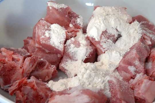 Chần sườn heo với nước sôi là chưa đủ, làm thêm 1 bước để loại sạch độc tố, khử mùi hôi tanh