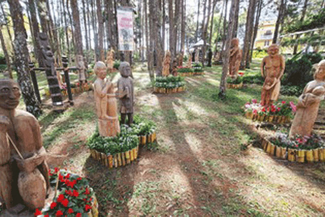 Trưng bày hàng trăm tượng gỗ Tây Nguyên giữa rừng thông Đà Lạt